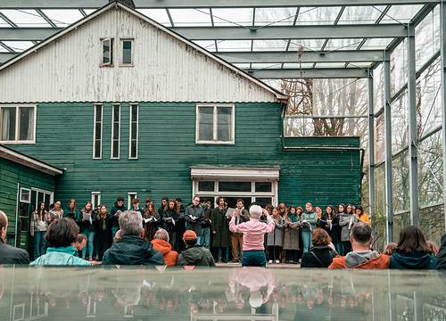 Een koor van Prins Claus Conservatorium studenten zingt op Herinneringscentrum Kamp Westerbork
