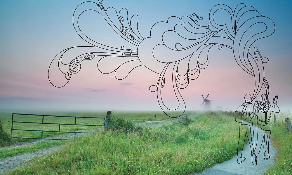 Tekening van twee mensen die over een pad in het gras wandelen.