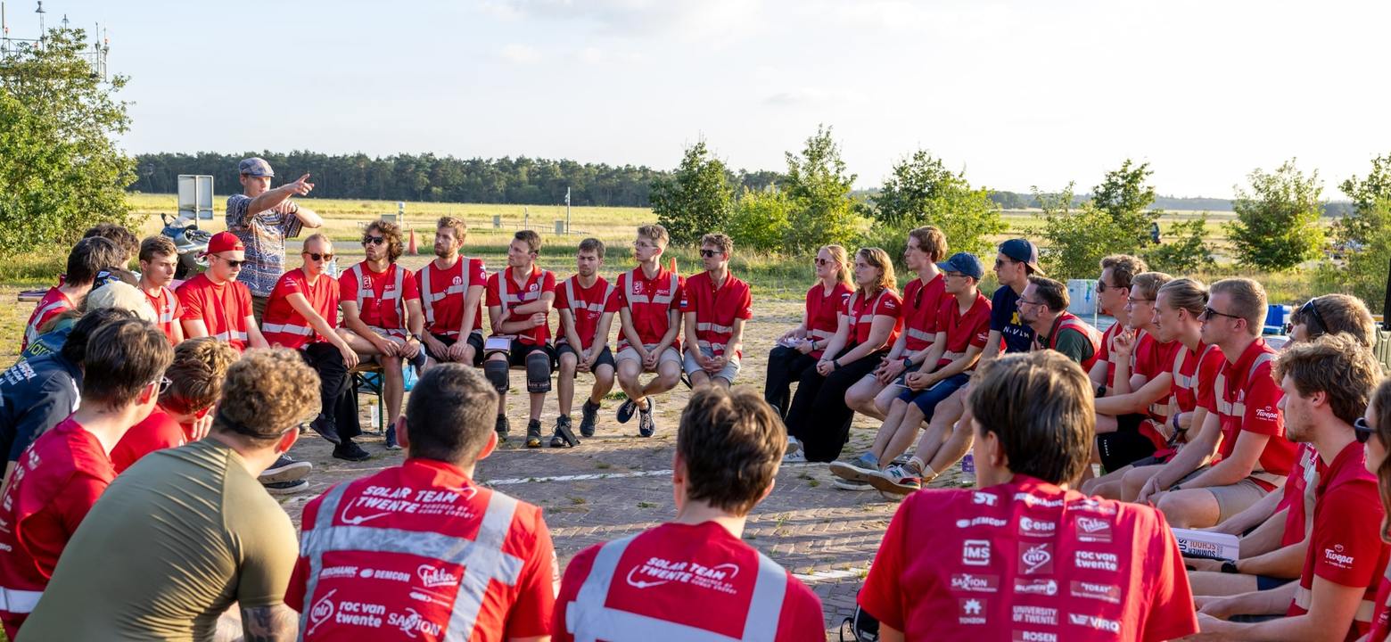 Solar Team Twente treft laatste voorbereidingen op vliegveld Deelen
