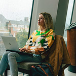 Nadenken achter laptop in het Forum