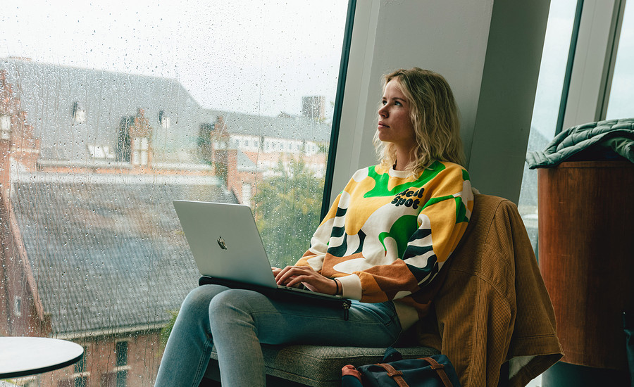 Nadenken achter laptop in het Forum