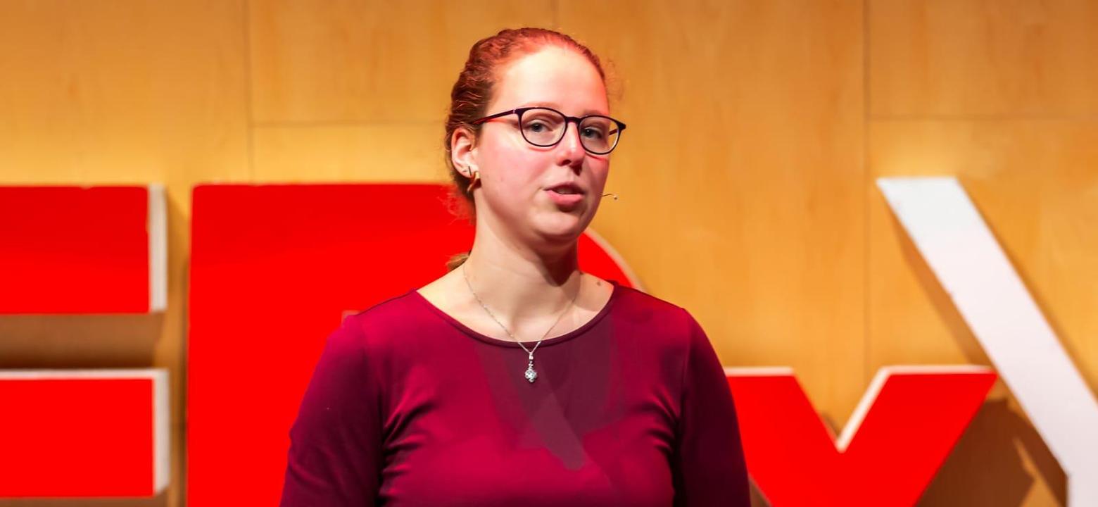Student Naomi Zijderveld pitcht over de snelheid van de toekomst tijdens TEDxYouth@Nijmegen