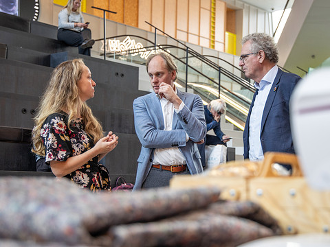 Niels en Egbert in gesprek in het Forum 2023.jpg