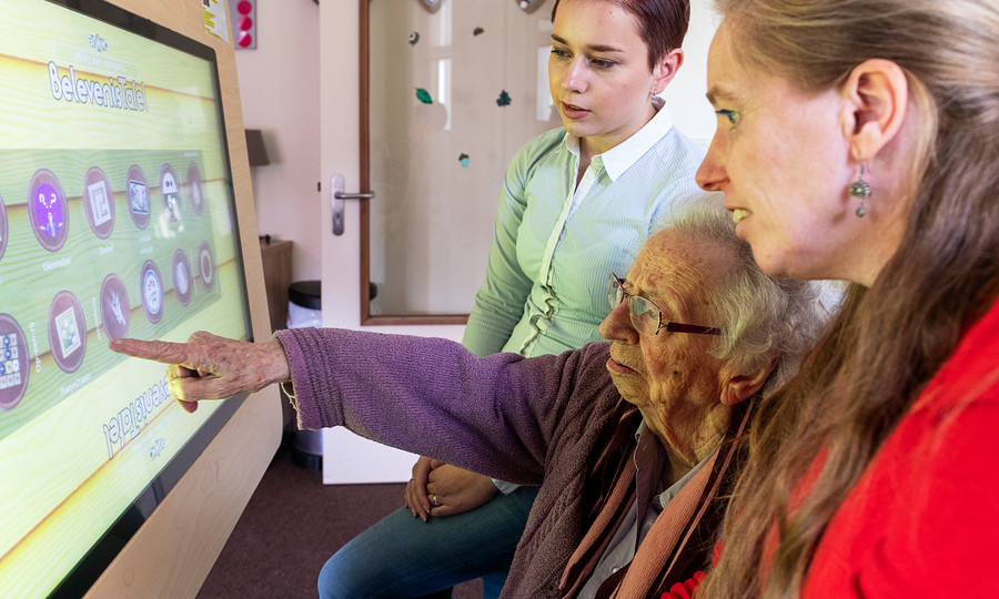 oudere vrouw en student computer