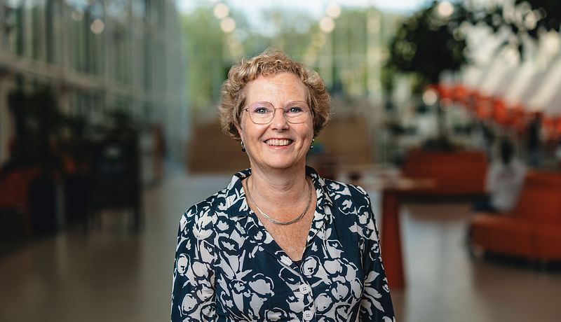 Petra Smeets - portret in atrium september 2024