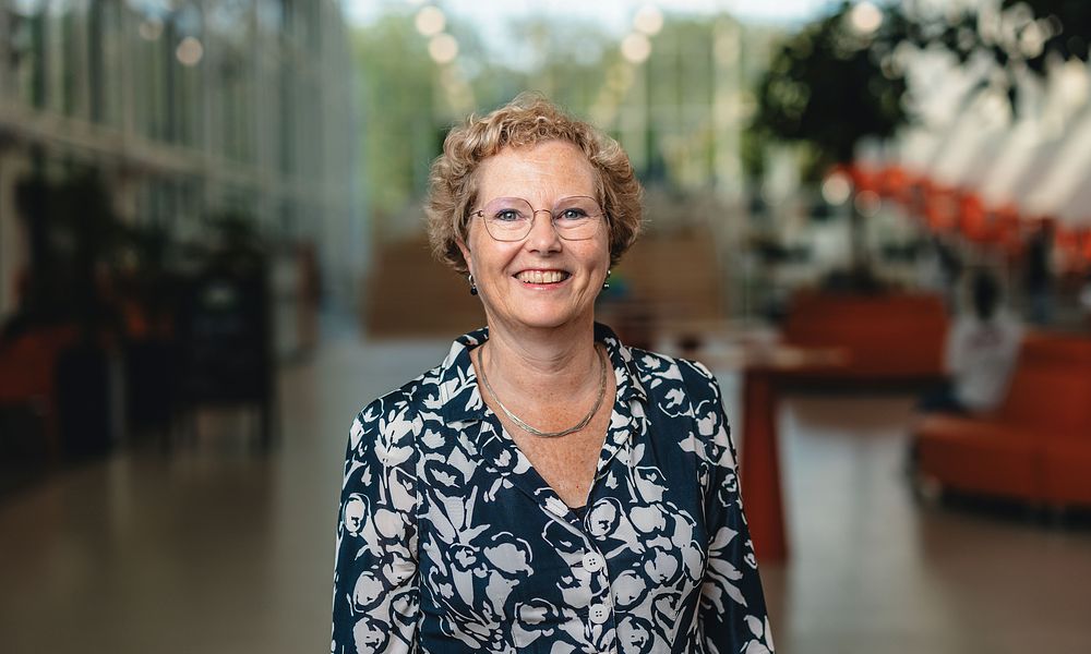 Petra Smeets - portret in atrium september 2024