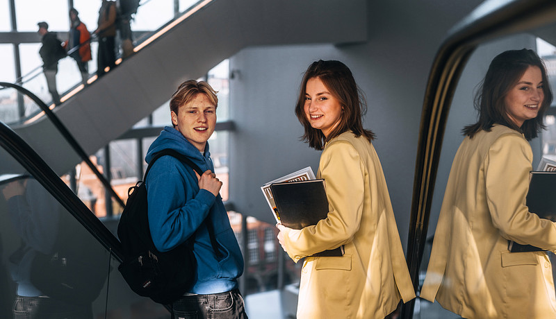 twee studenten op roltrap in het Forum, Groningen