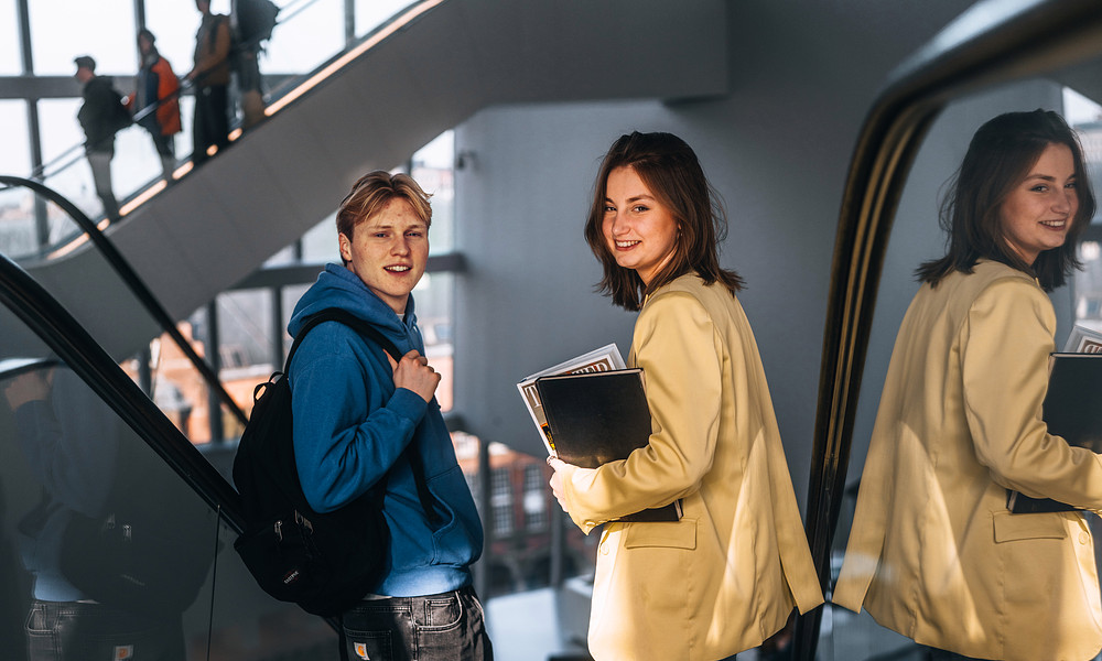twee studenten op roltrap in het Forum, Groningen