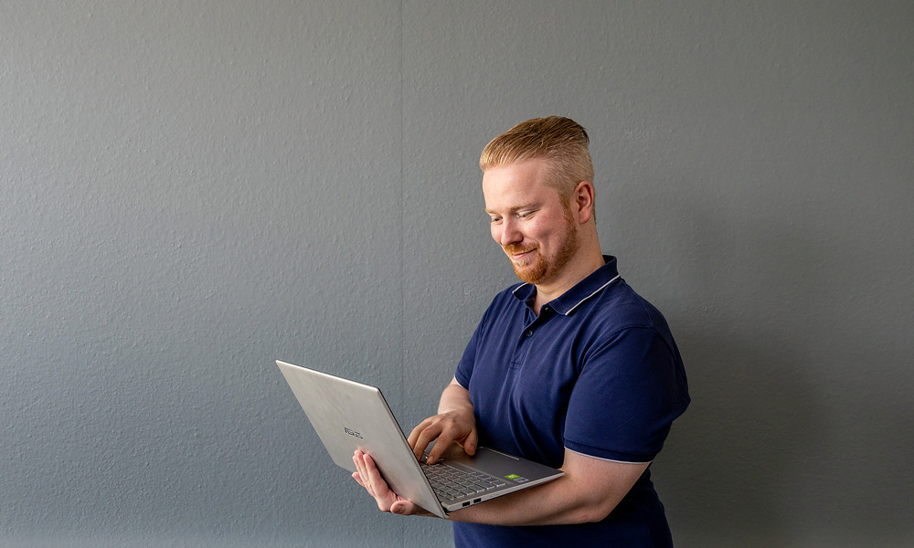 Michiel Brouwer met laptop in zijn hand