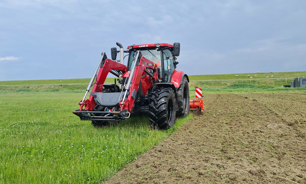 Proefboerderij Dubbele Dijk_trekker op het land bij de Dubbele Dijk.jpg