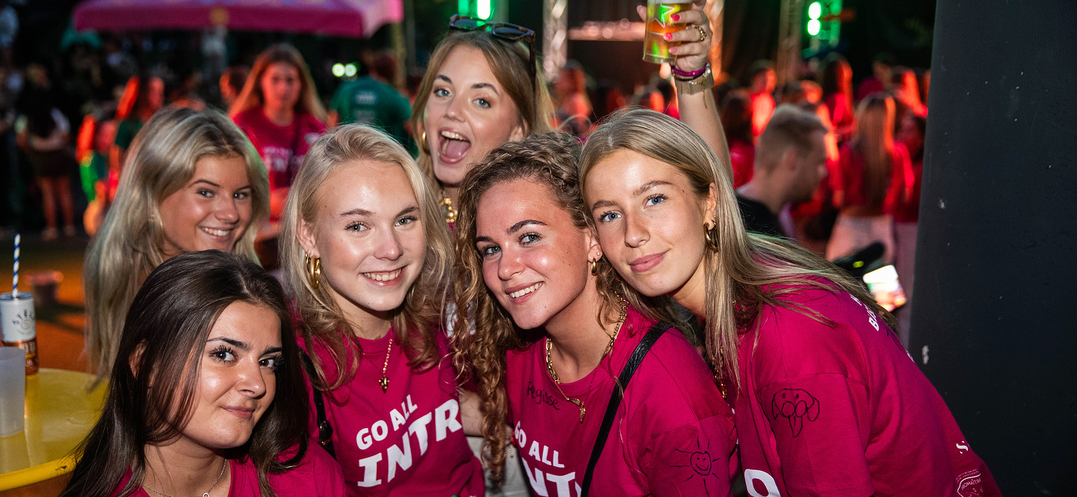 RHK_250826_060 Saxnow Apeldoorn STUFU – Het INTRO-studentenfeest op het Van Reekumplein bij Gigant.jpg