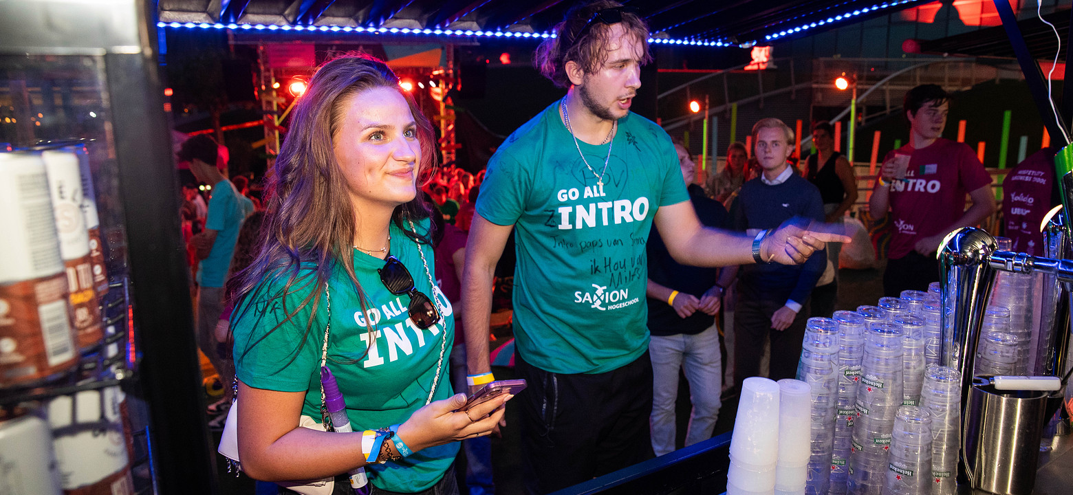 RHK_250826_064 Saxnow Apeldoorn STUFU – Het INTRO-studentenfeest op het Van Reekumplein bij Gigant.jpg