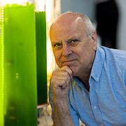 Rob van Haren bij algenreactoren.