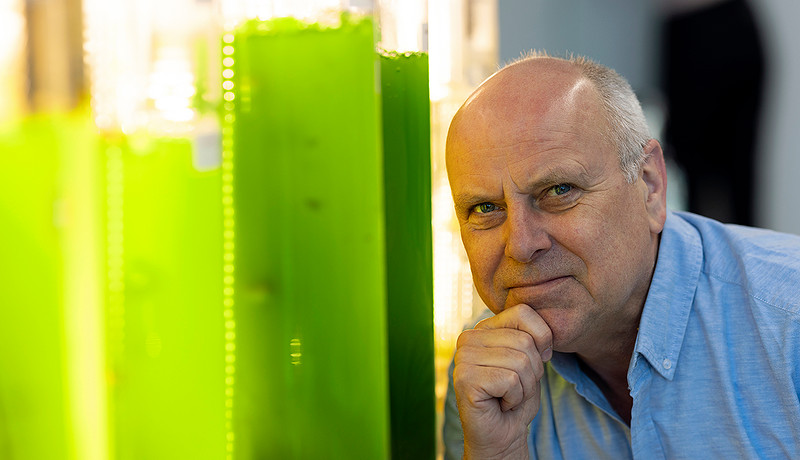 Rob van Haren bij algenreactoren.