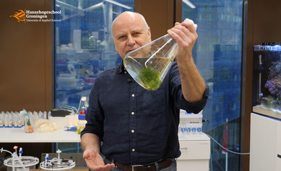 Rob van Haren met algen in een lab.