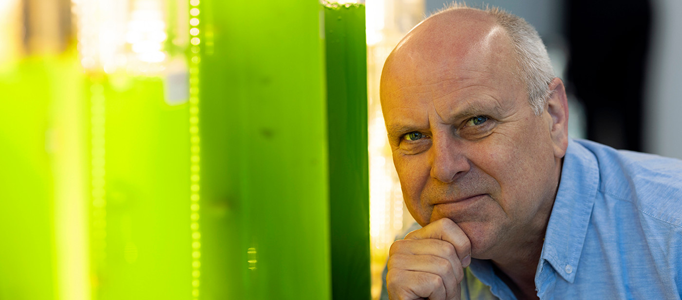 Rob van Haren bij algenreactoren.
