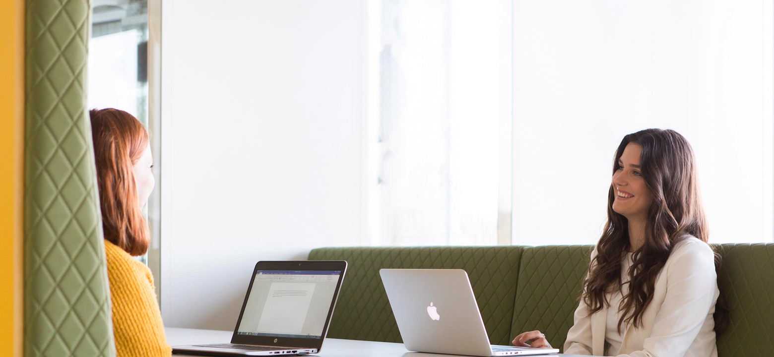 studenten achter laptop