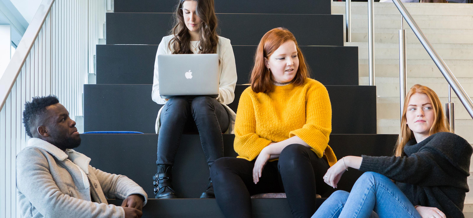 Studenten zitten samen op de trap - lerarenopleiding basisonderwijs pabo studie Saxion