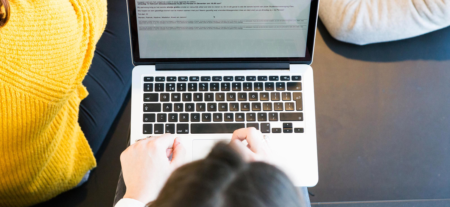 Pabo-student met laptop - lerarenopleiding basisonderwijs studie Saxion