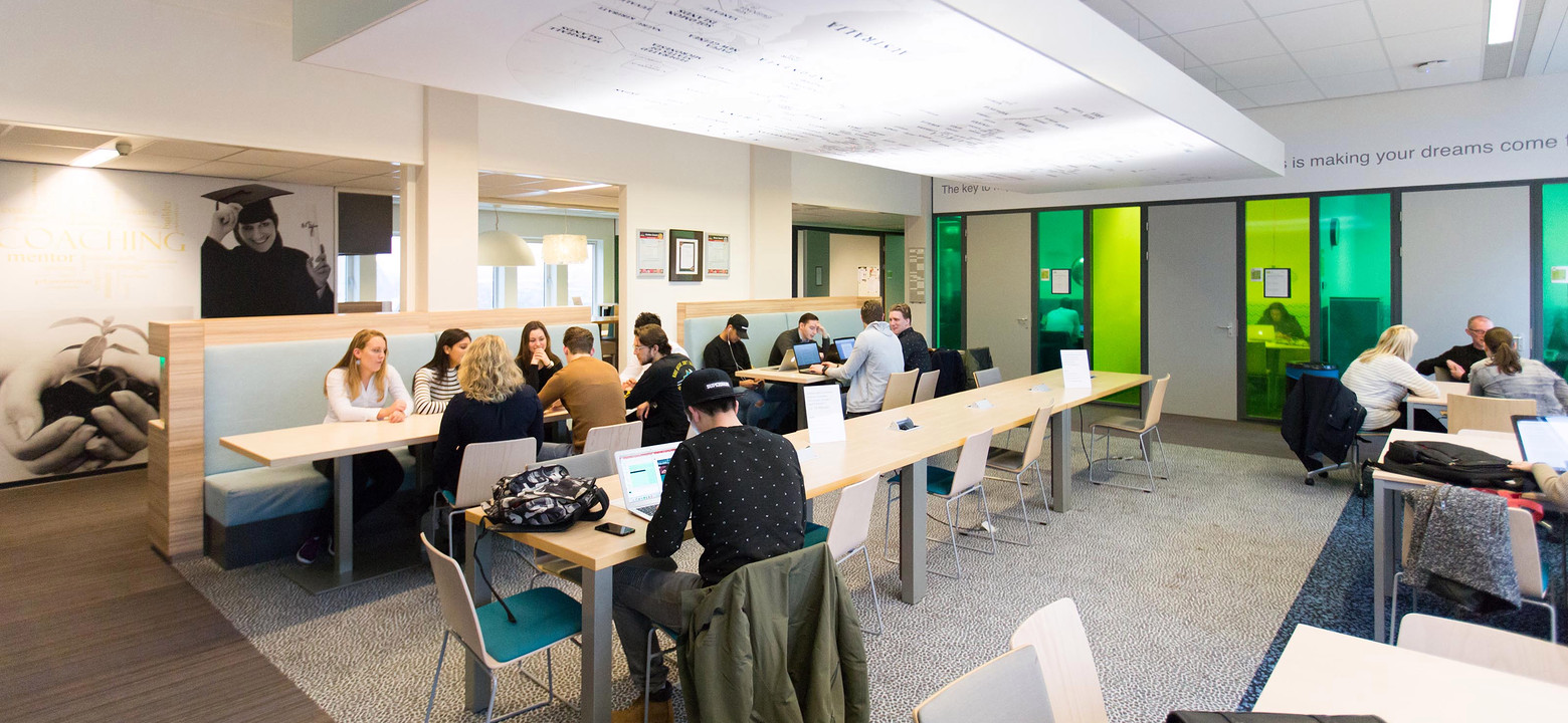 Studenten opleiding Bedrijfskunde Saxion in een project werkruimte