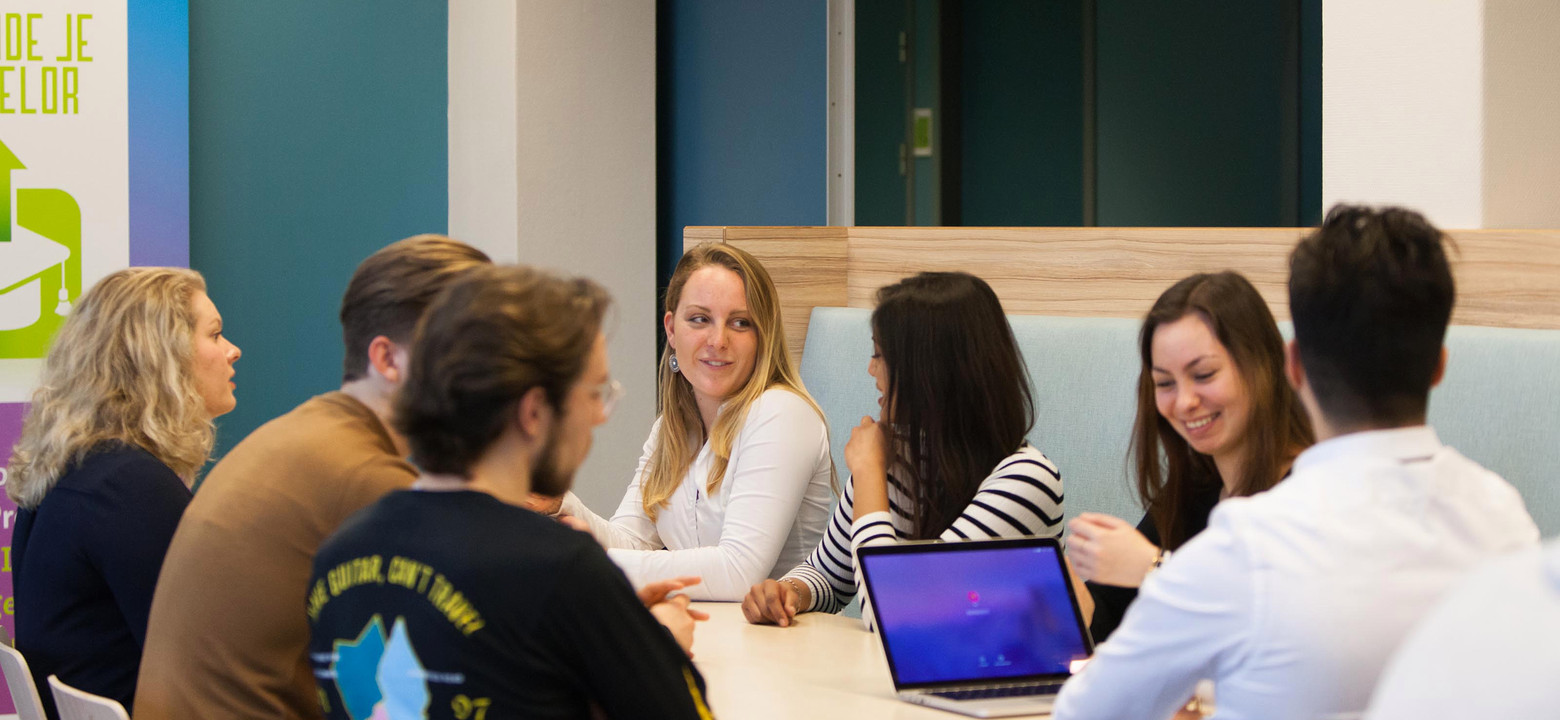 Studenten Social Work Saxion tijdens een groepsopdracht