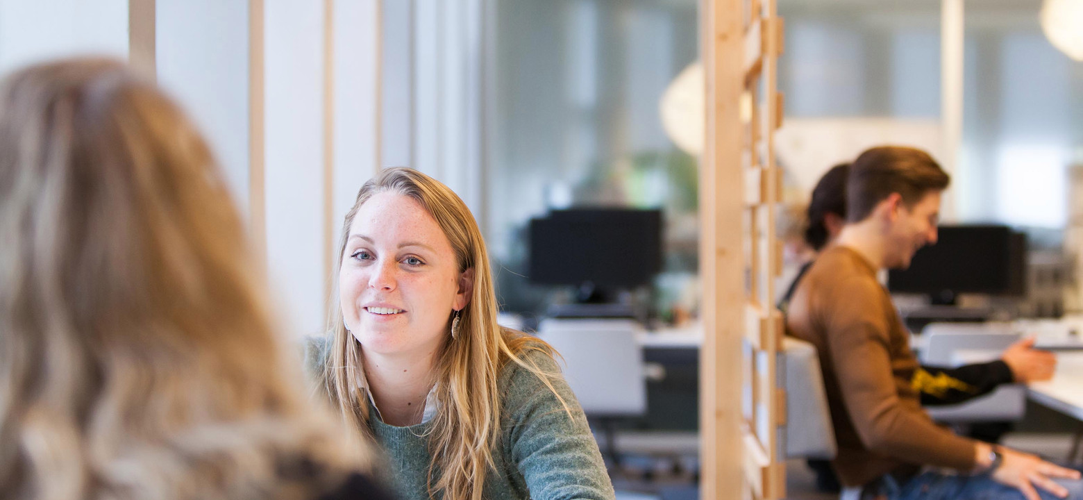 Studenten aan het praten bachelor Finance & Control Saxion