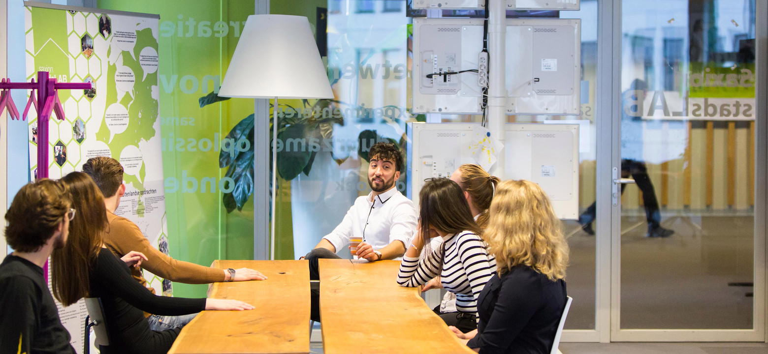 Studenten samen in overleg