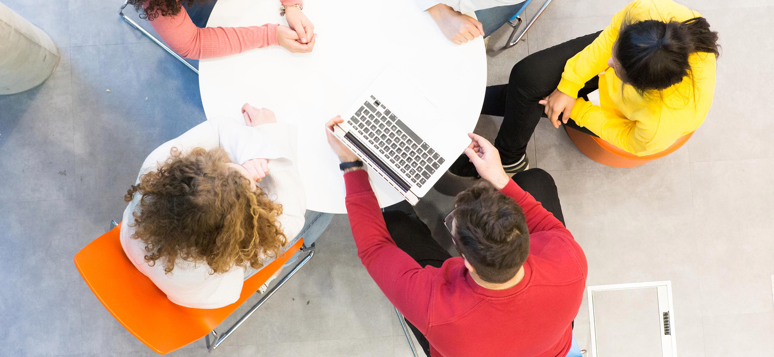 studenten aan ronde tafel aan het werk