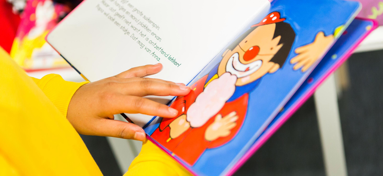 Pabo-student met kinderboek - lerarenopleiding basisonderwijs studie Saxion