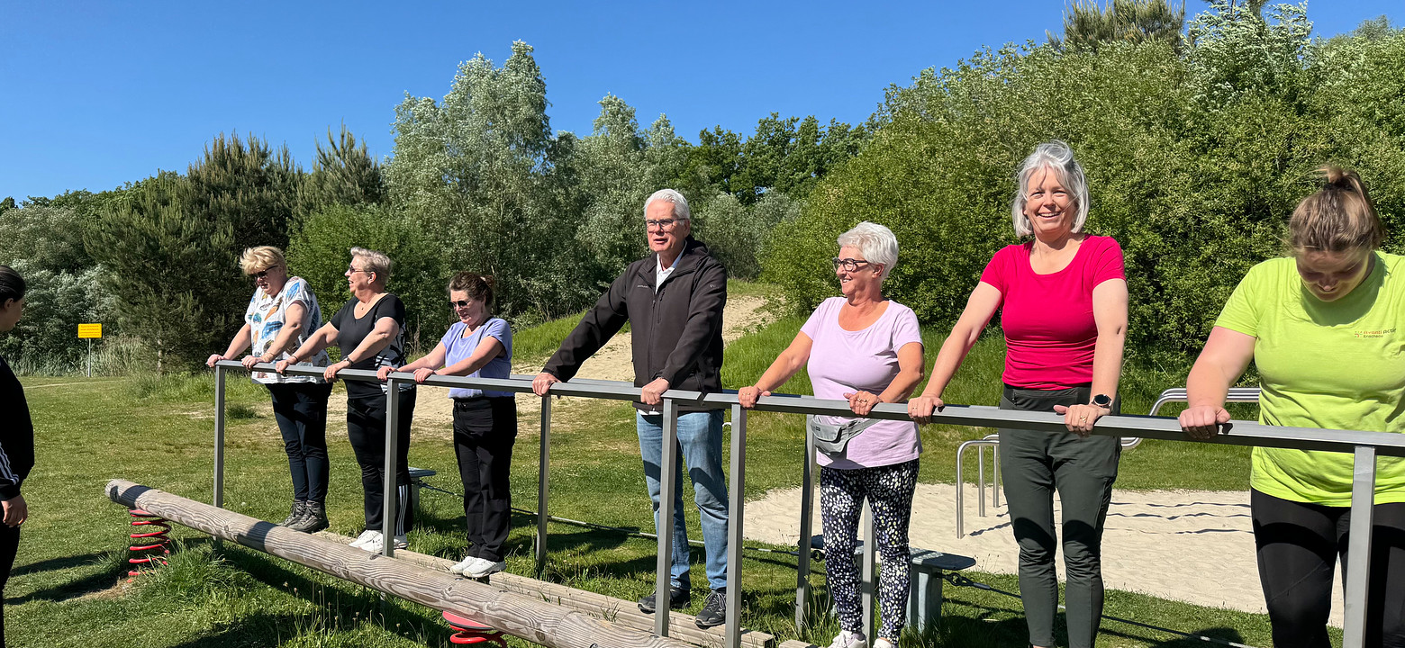 Groep mensen sporten buiten in het park