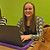 Kyra Frielink, studente Social Work Saxion achter haar laptop
