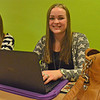 Kyra Frielink, studente Social Work Saxion achter haar laptop