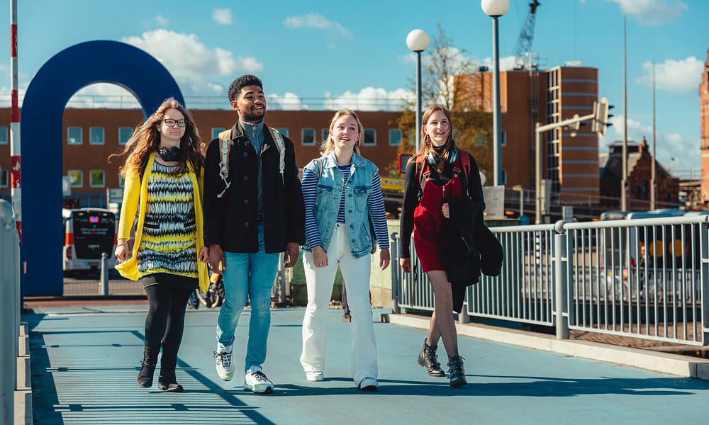 Studenten lopen naar stad Groningen
