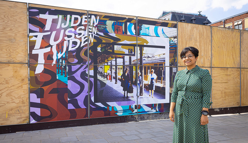 Student met kunstwerk op station Groningen