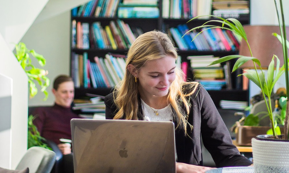Student aan het werk in koffiecorner 2022