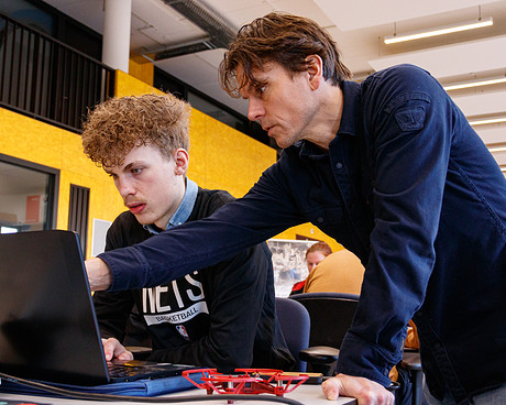 Student en docent overleggen in de TechHub 2023.jpg