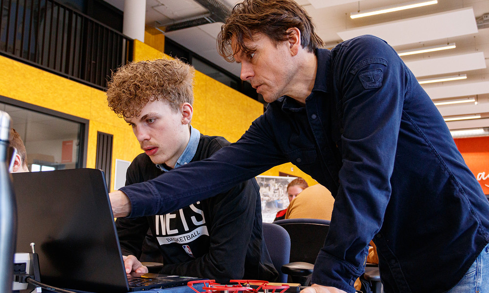Student en docent overleggen in de TechHub 2023.jpg