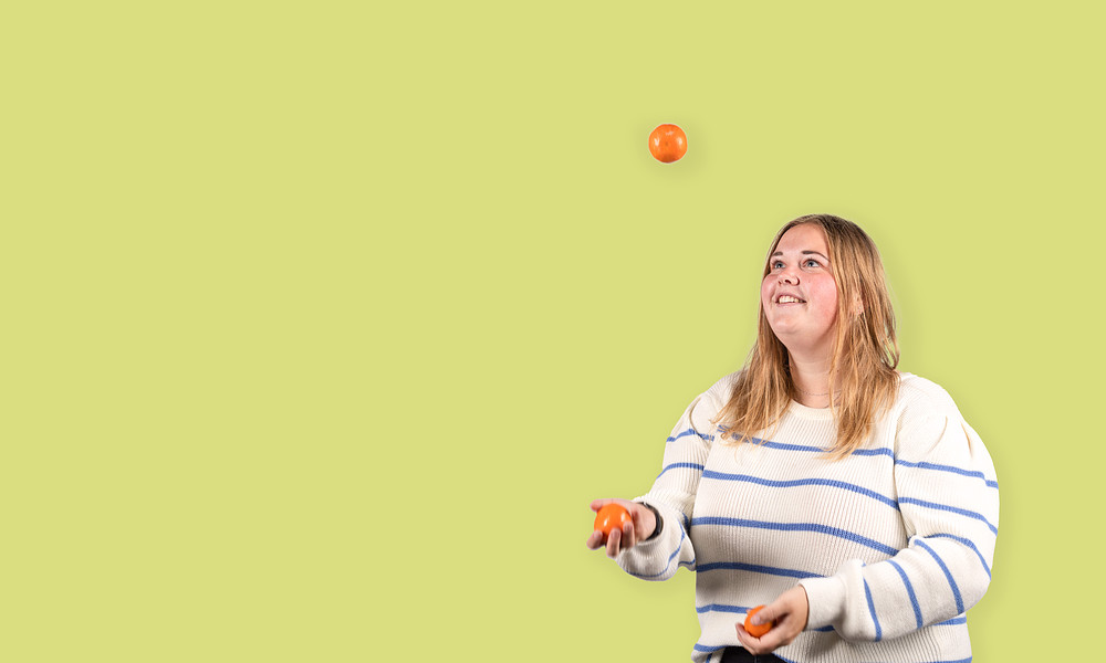 Student jongleert met mandarijnen 2022
