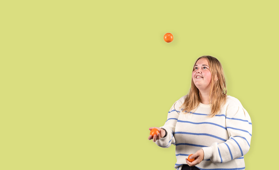 Student jongleert met mandarijnen 2022