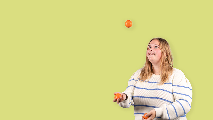 Student jongleert met mandarijnen 2022