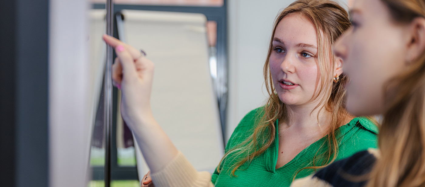 Student legt andere student iets uit 2022.jpg