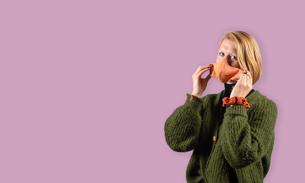 Student met oranje mondkapje 2022.jpg