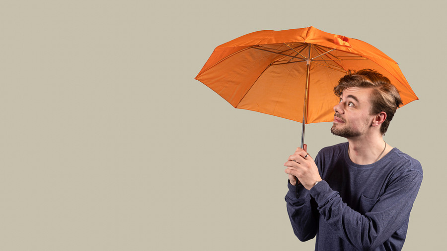 Student met oranje paraplu 2022.jpg
