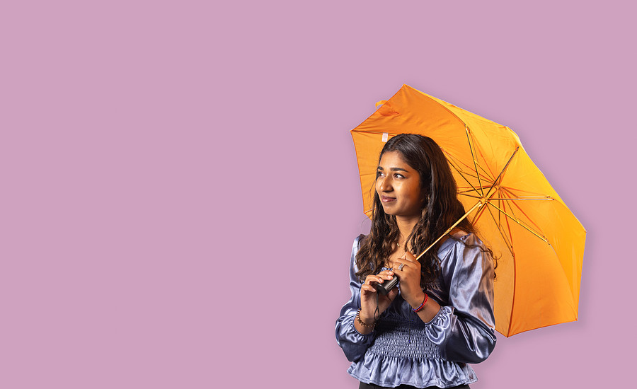 Student met oranje paraplu en blauwe blouse 2022.jpg