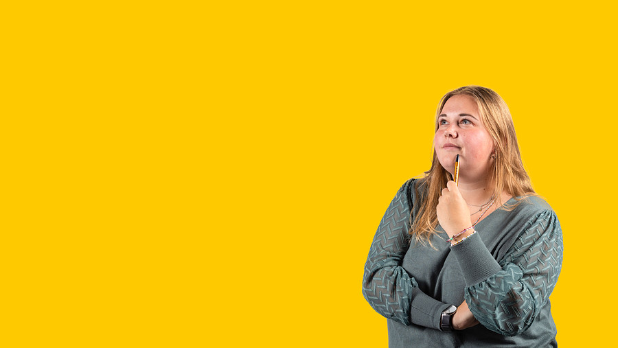 Student met oranje pen