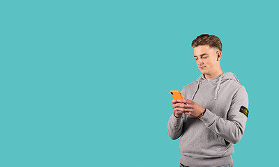 Student met oranje smartphone en grijze trui