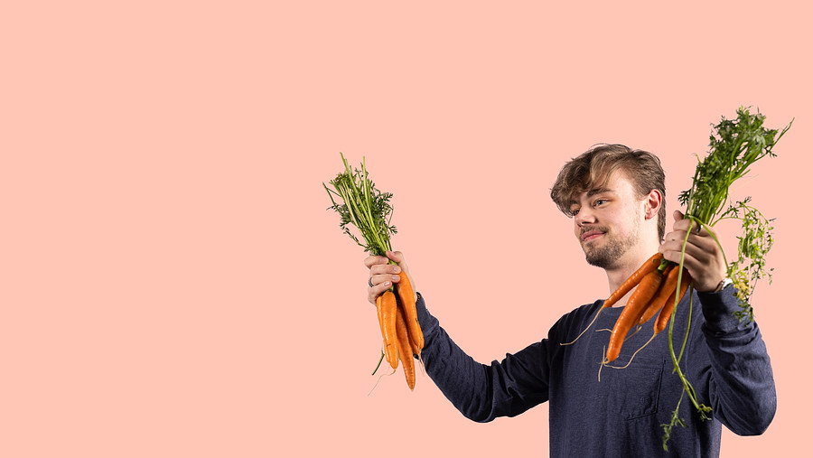 Student met twee bossen wortels