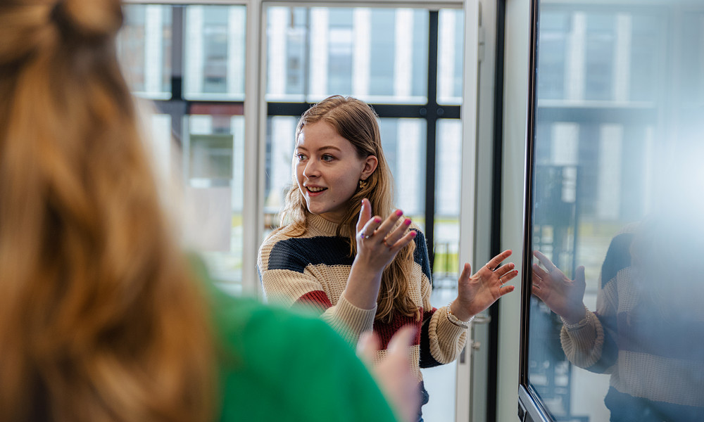 Student presenteert voor digibord 2022.jpg