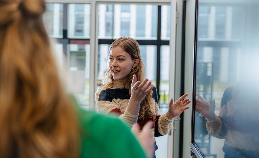 Student presenteert voor digibord 2022.jpg
