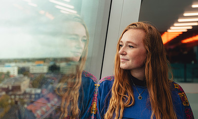 Student weerspiegeling raam Forum 2022.jpg